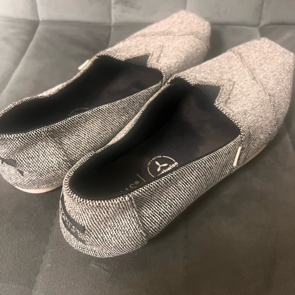 TOMS Slip-On Shoes in Light Gray Canvas